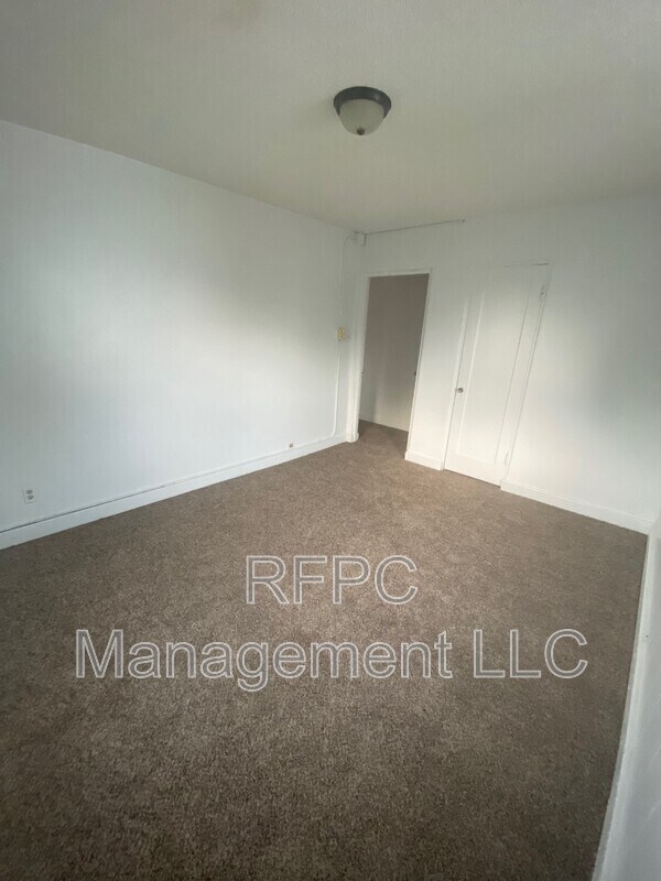 Building Photo - 209 College Ave