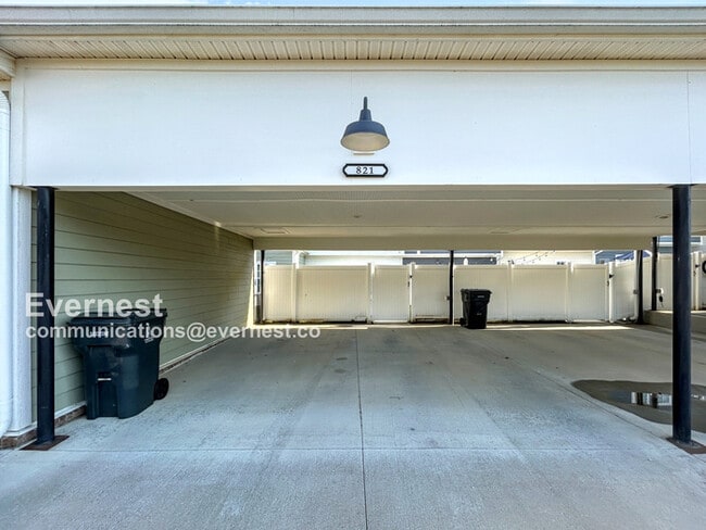Building Photo - 821 Goswell Dr