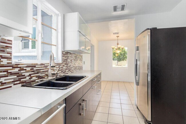 Building Photo - 2441 E Edgemont Ave