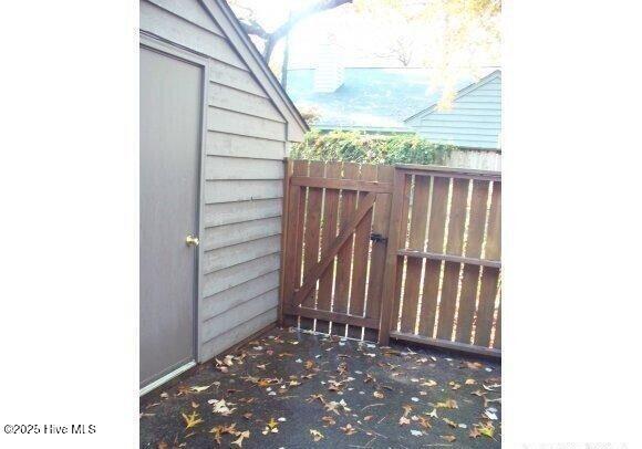 Building Photo - 904 Persimmon Pl