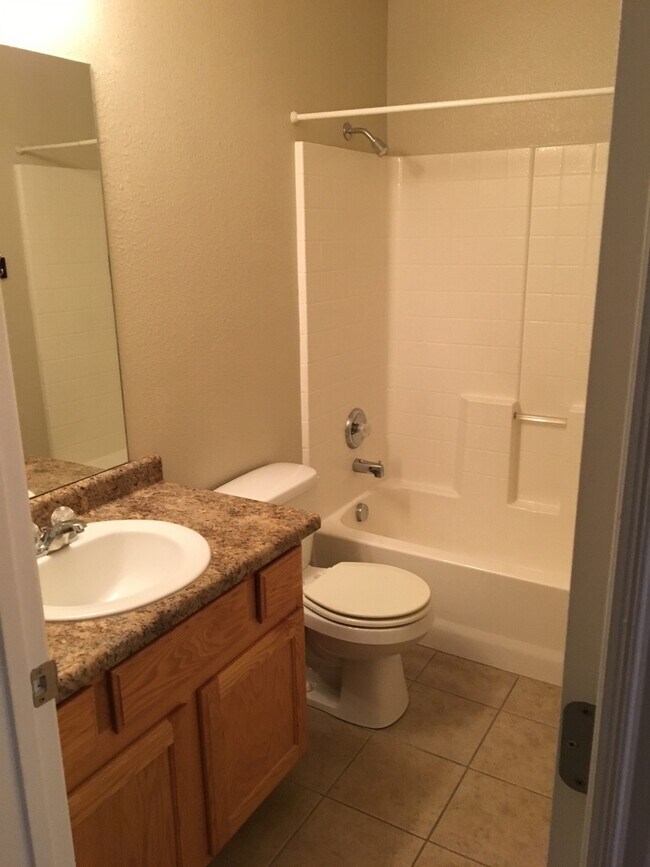 Building Photo - Desired Hidden Valley Town Home!