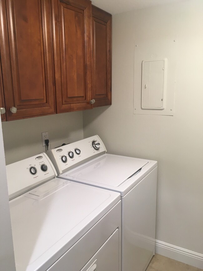 Building Photo - 221 Pine HOV Cir