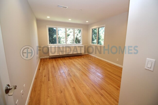 Building Photo - 309 Crown Rd