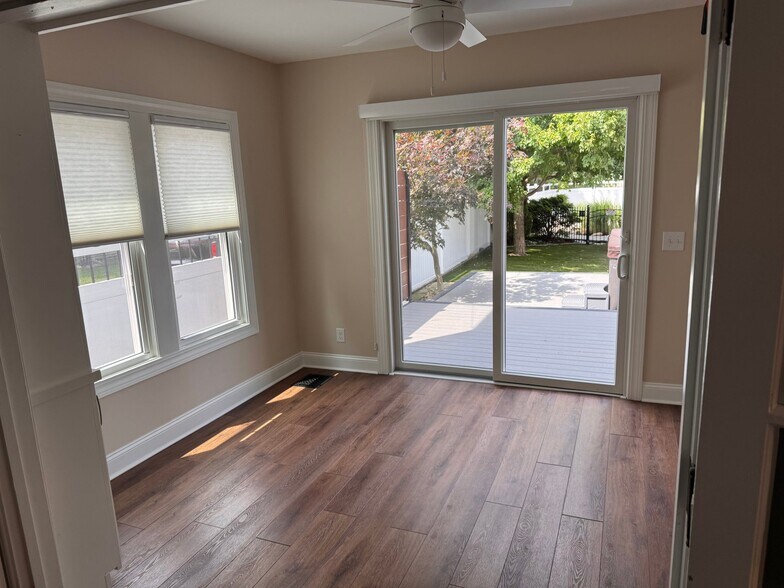 Building Photo - 2066 Lakeland Ave