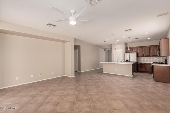 Building Photo - 1744 W Turtle Hill Dr