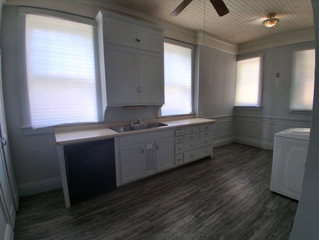 Building Photo - 1010-1 Vermilion-N