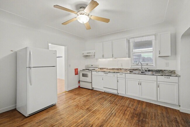 Building Photo - 8009 E Bristol Rd