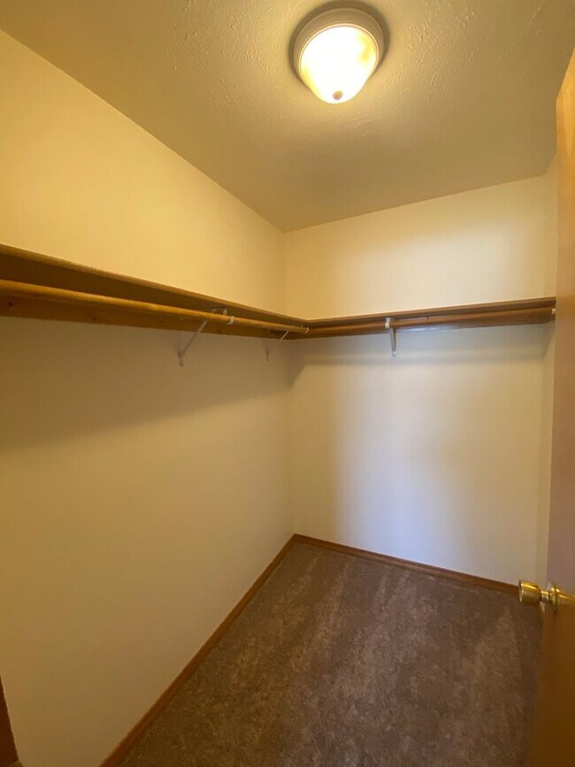Building Photo - 2559-2559 W Apperson Dr