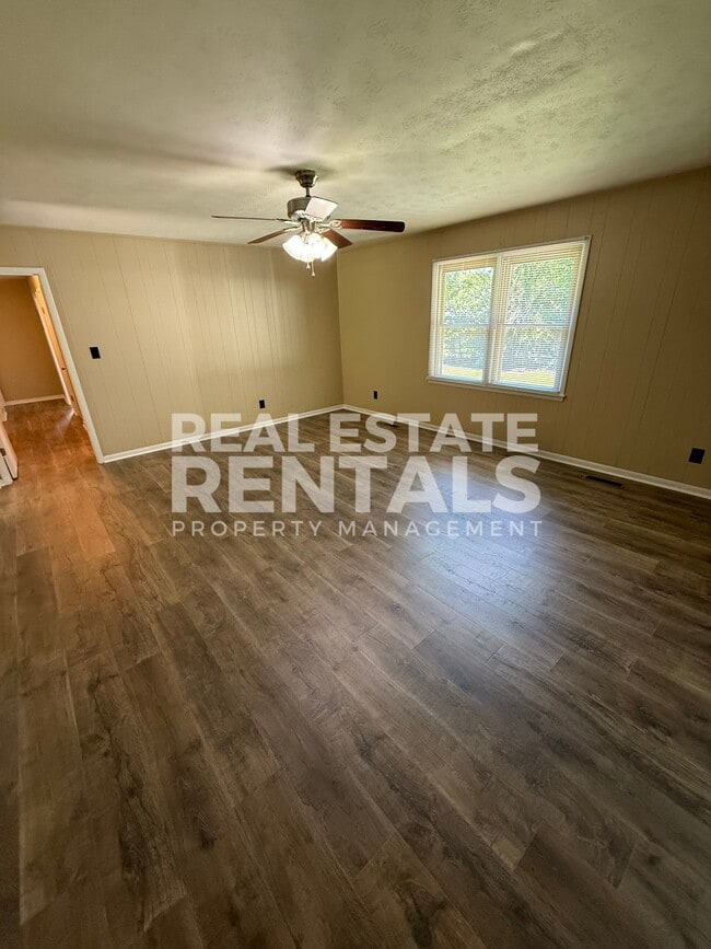 Building Photo - 120 S Hawk Dr