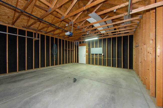 Building Photo - 407 E 5th St