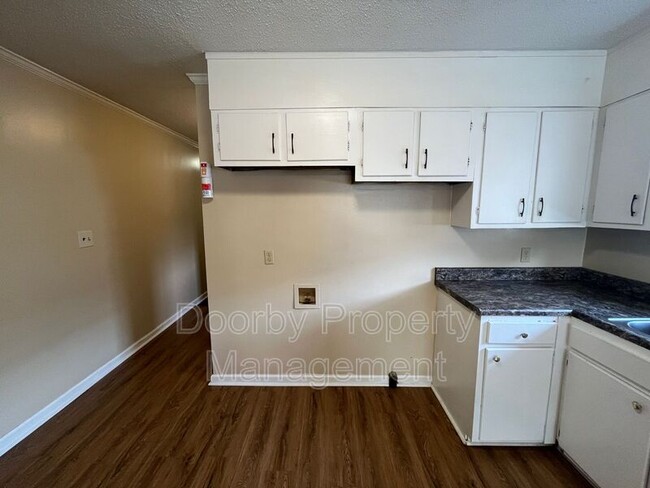 Building Photo - 807 Henderson Ave