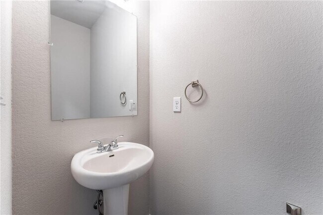 Building Photo - 6601 SW Chestnut Hill Rd