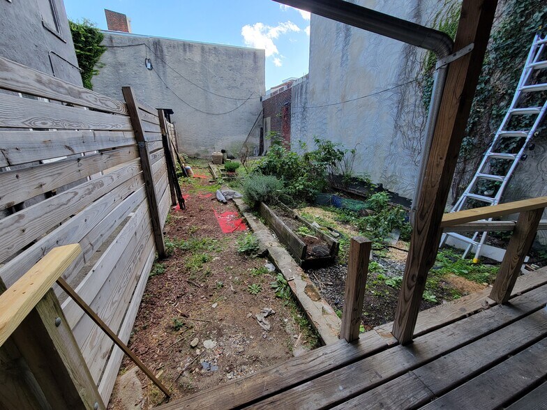 Building Photo - 1863 Frankford Ave