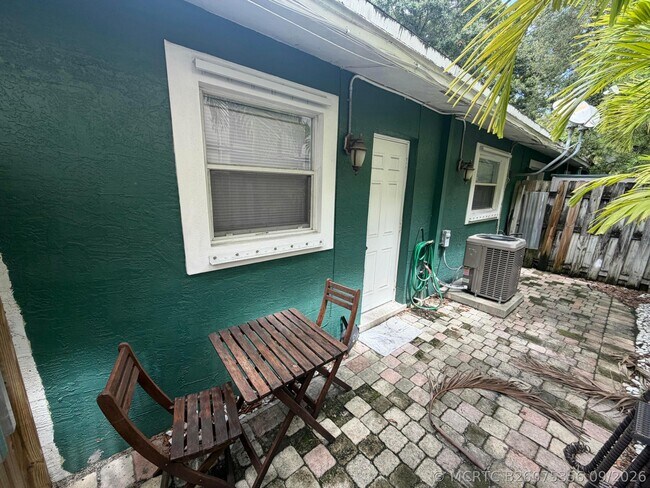 Building Photo - 733 SW 13th Ave