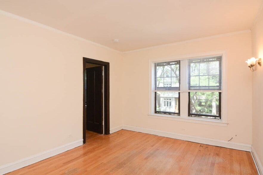 Building Photo - 1108 W Wellington Ave