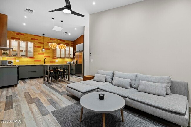 Building Photo - 358 E Whitton Ave