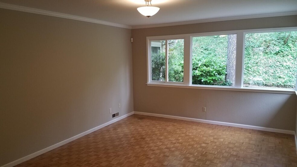 Building Photo - Spacious updated 3BR home with deck & chef’s Kitchen