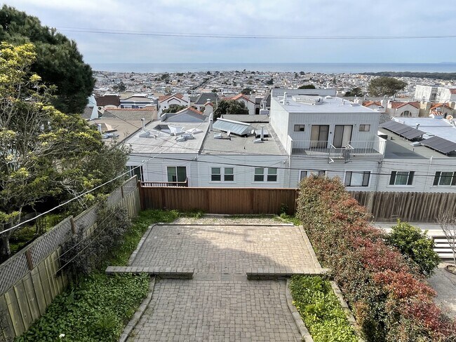Building Photo - 1667 16th Ave