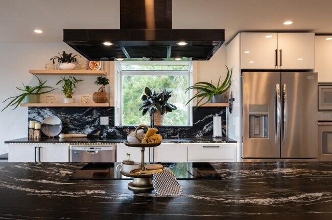 Building Photo - 2433 Crestline St