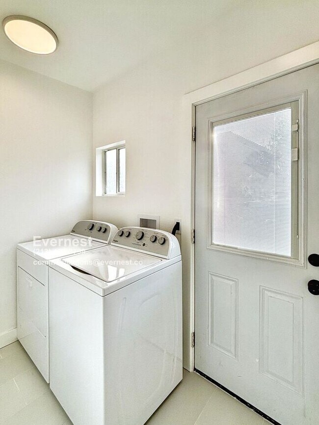 Building Photo - Lovely 2-Bedroom Duplex with Modern Comfor...