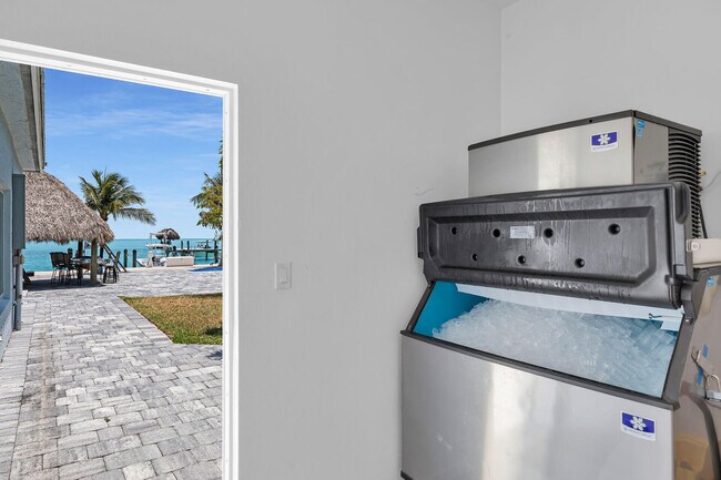 Building Photo - 10877 Overseas Hwy