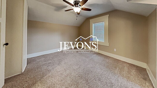 Building Photo - $300 Rent Credit - Well-kept ground-floor ...