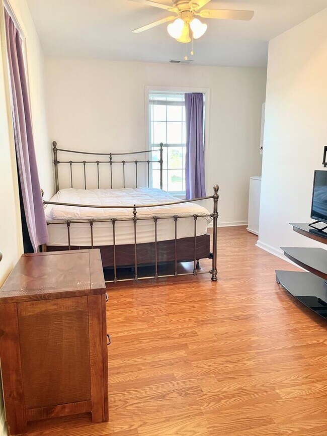 Building Photo - 5164 Main St