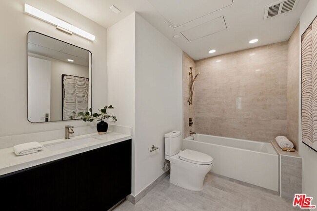 Building Photo - 505 S Barrington Ave