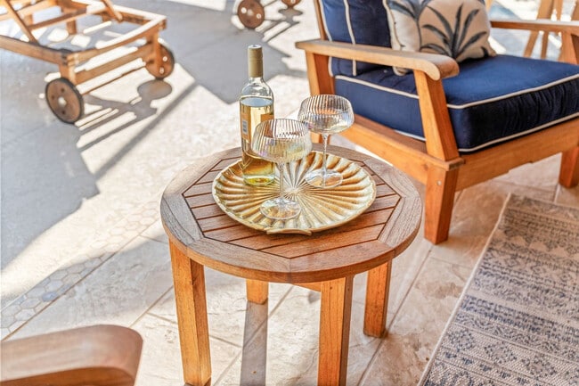 Building Photo - 12 Fairway Dr