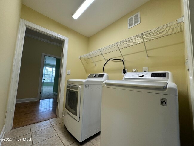 Building Photo - 1011 Ginger Lily Way