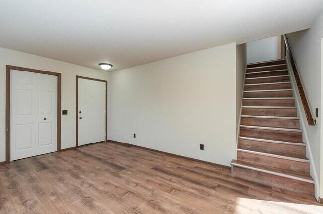 Building Photo - 2 Bedroom Rental Duplex with Attached Garage $1300/month