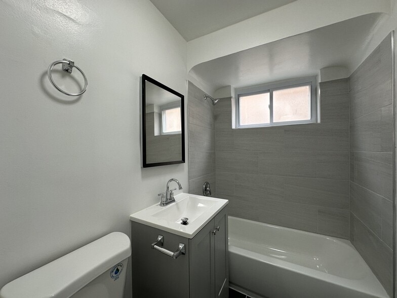 Building Photo - 6715 N California Ave