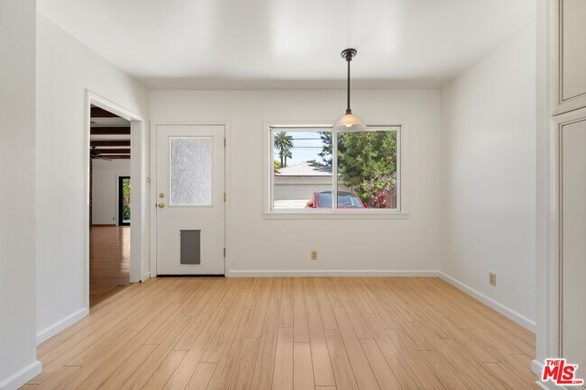 Building Photo - 3016 Greenfield Ave