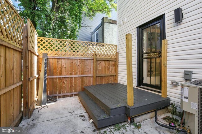 Building Photo - 2670 Braddock St
