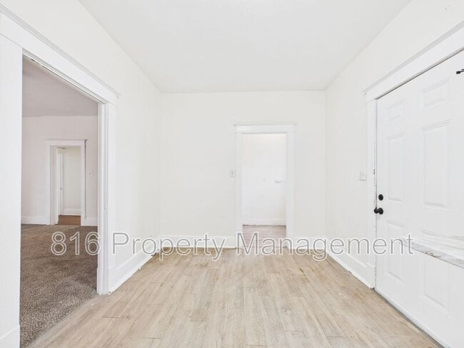 Building Photo - 411 Main St