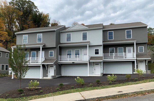 Building Photo - Beautiful 3BR/2.5 Bath Townouse with 2 Car Garage