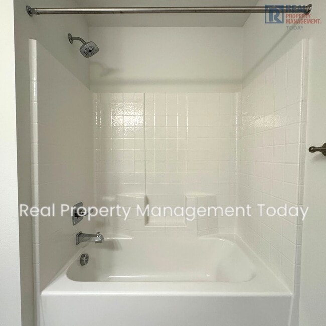 Building Photo - Beautiful 2 bed & 2.5 bath condo in Kent!!