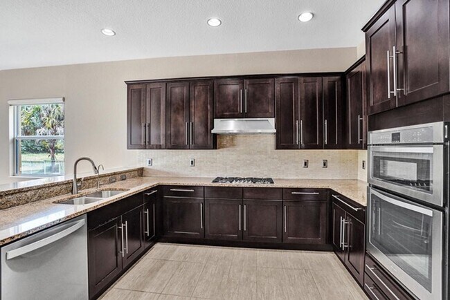 Building Photo - Great Pool Home with excellent lake View in Heron Bay, Parkland