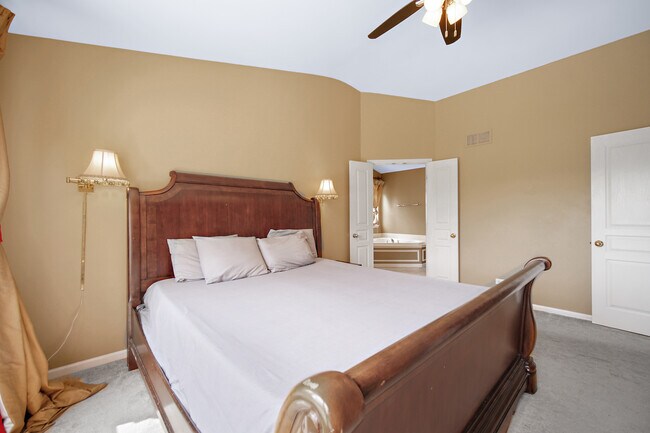 Building Photo - 1044 Oakhill Dr