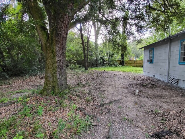 Building Photo - 1008 Carn St