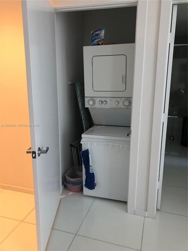 Building Photo - 1060 Brickell Ave