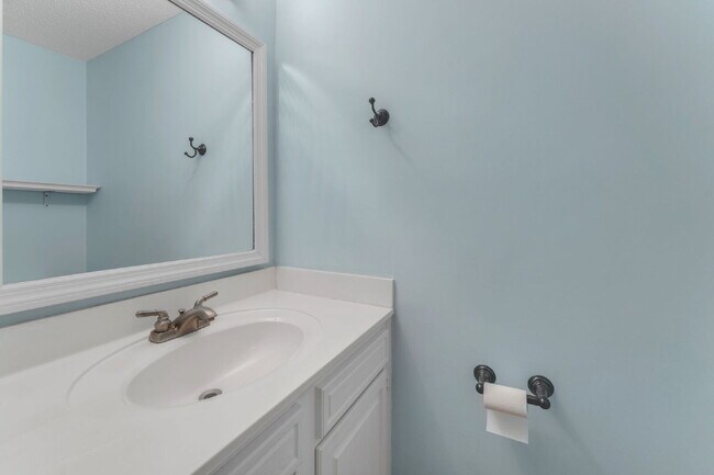 Building Photo - Beautiful 3 Bedroom 2.5 Bathroom Condo in Prime Taylors Location $1,625/mo rent
