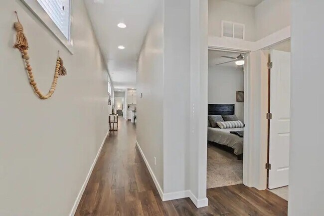 Building Photo - Beautiful 3 bedroom Single Level Home _ Pe...