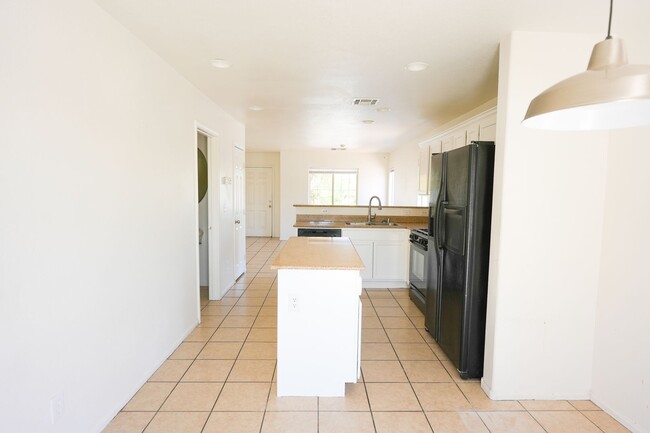 Building Photo - Well-Maintained 3 Bed, 2.5 Bath Home with Garage & Private Backyard