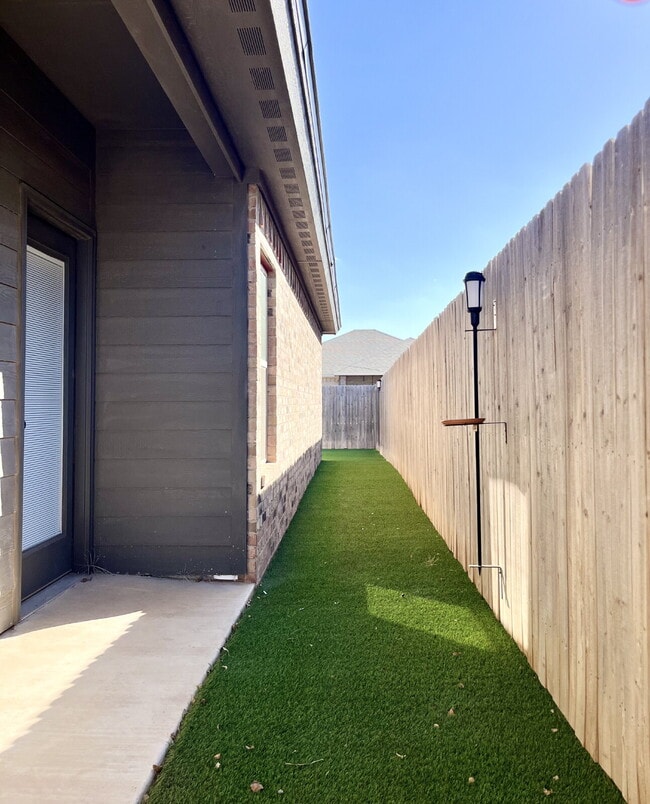 Building Photo - Beautiful Townhome in Viridian!