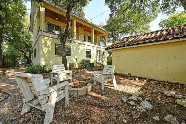 Building Photo - 2829 San Gabriel St