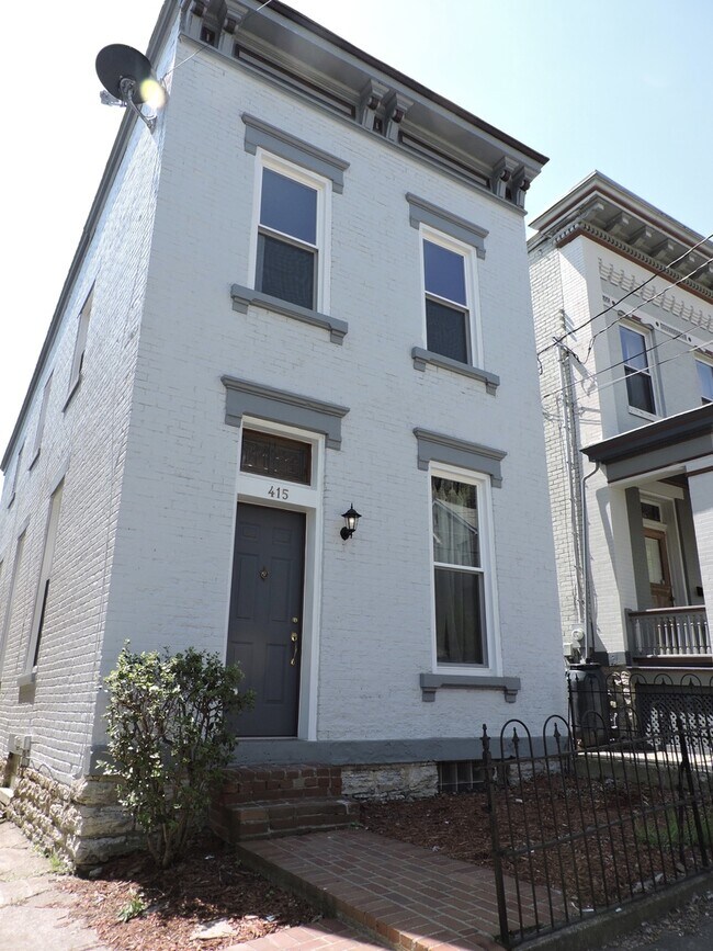 Building Photo - Beautiful 4 bed/1.5 bath Rental Mins. from...