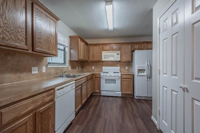 Building Photo - 10233 Azalea Village Dr