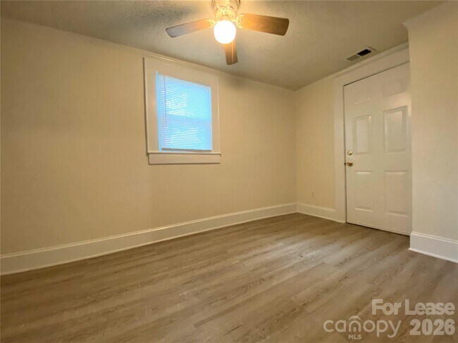 Building Photo - 405 N Main St