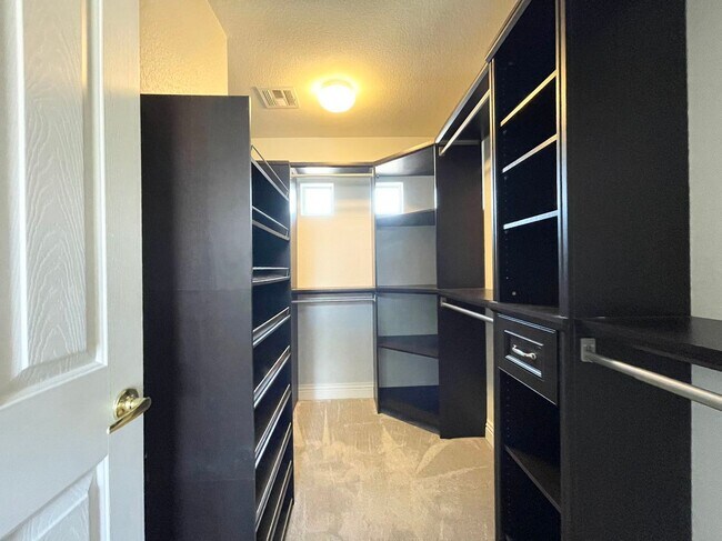 Building Photo - Charming 3-bedroom, 2.5-bathroom home